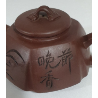 Mooi bewerkt Yixing trekpotje, gemerkt